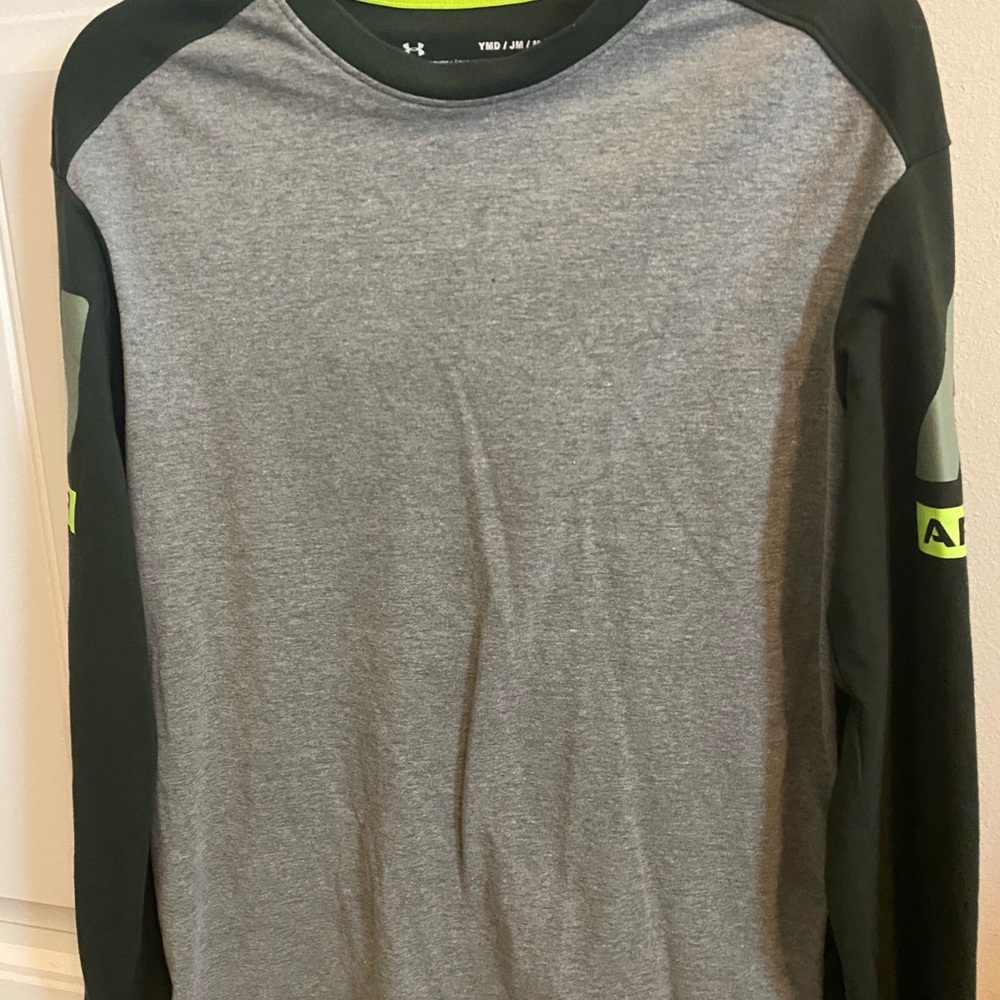 Boys Under Armour shirt EUC size YM